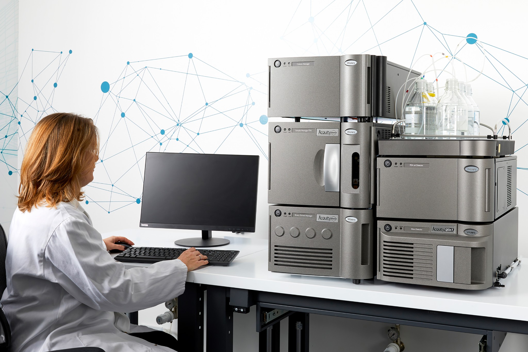 ACQUITY QDa II Detector with ACQUITY Premier System in lab | Scientist on computer