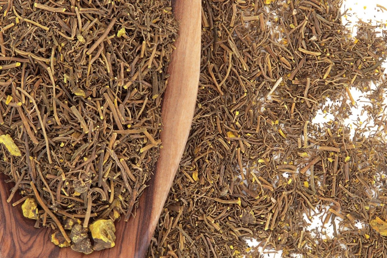 Goldenseal root in spoon