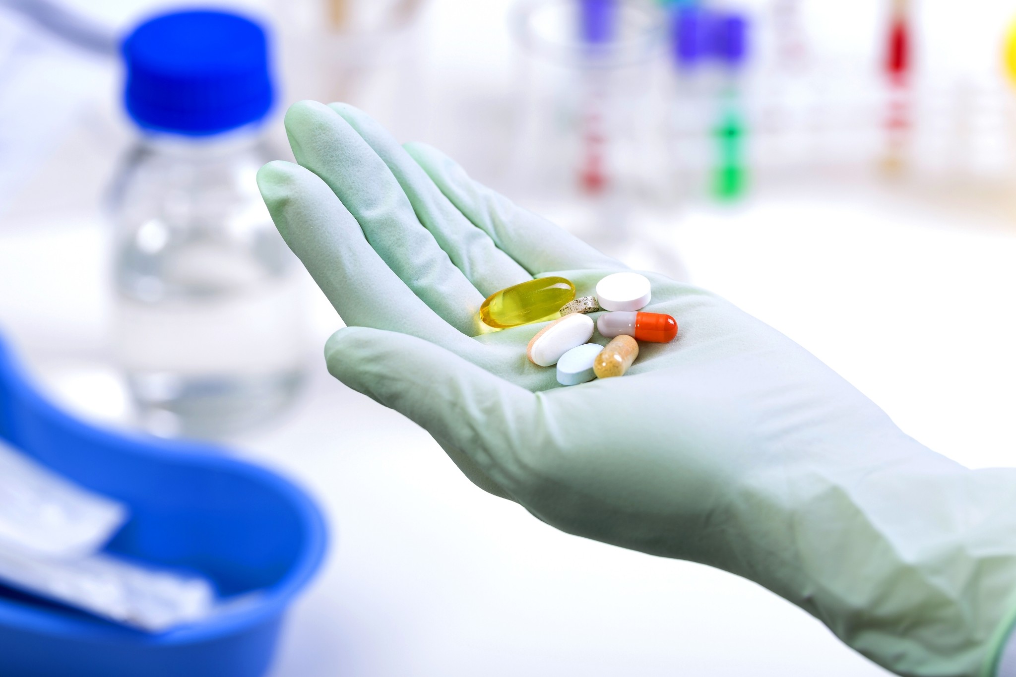 Comprimidos na mão de um funcionário de laboratório